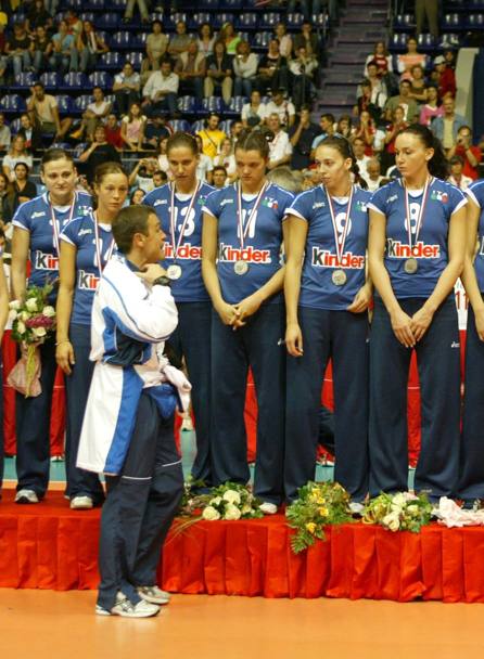 Agli Europei del 2005 insiem alle compagne di squadra e al CT Bonitta. Daniela Tarantini